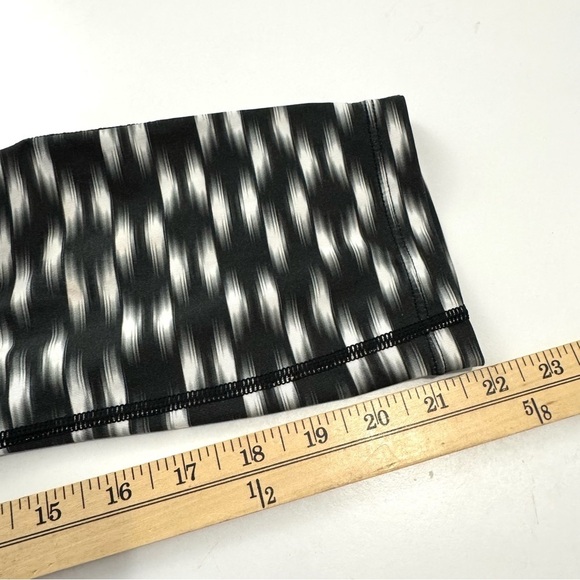 Nike Dri Fit Women's M Printed Relay Cropped Leggings Activewear Y2K Black/White - Picture 10 of 12